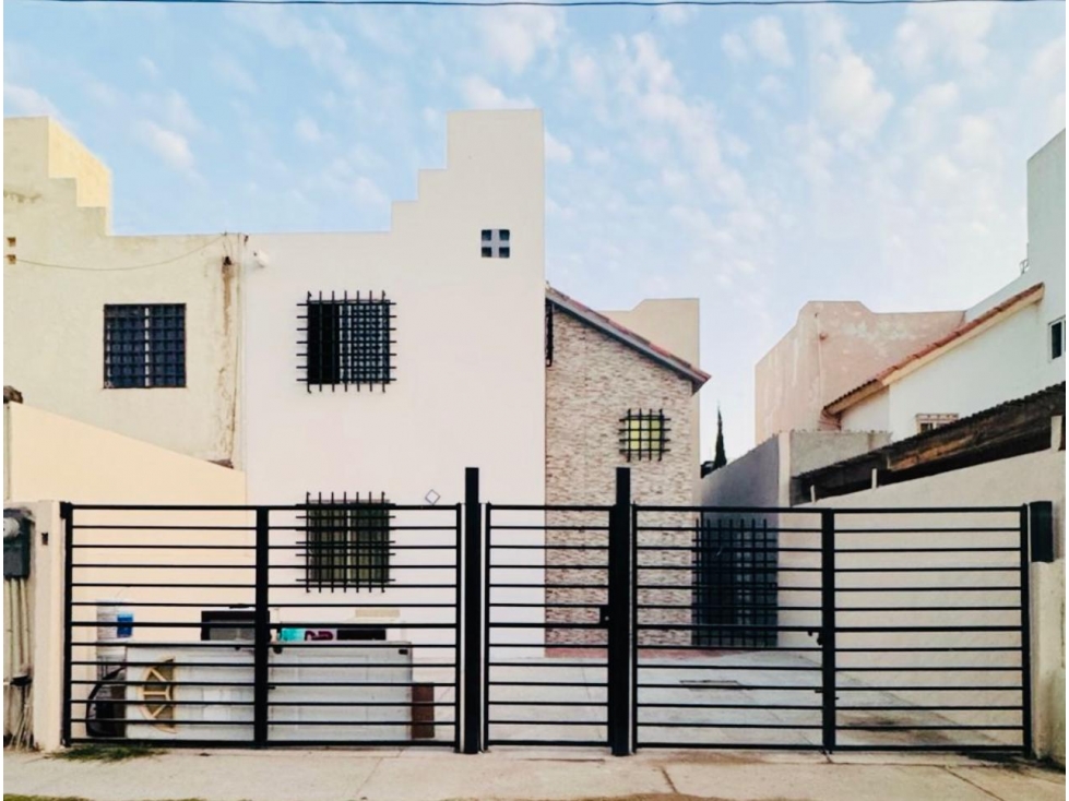 PRECIOSA Casa en Venta en calle principal