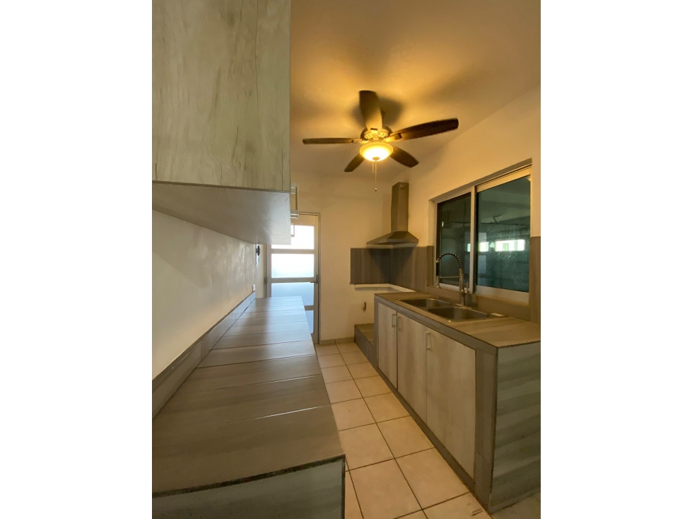 Renta Casa Montereal Completamente Bardeada
