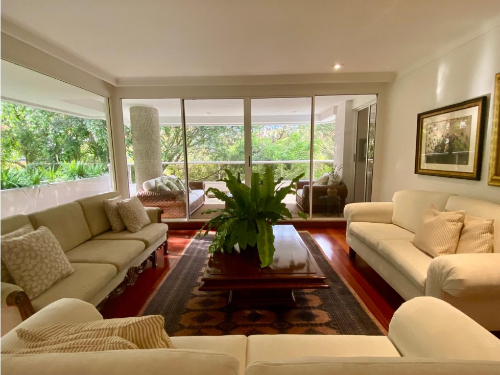 EXCLUSIVO Y AMPLIO APARTAMENTO EN EL POBLADO