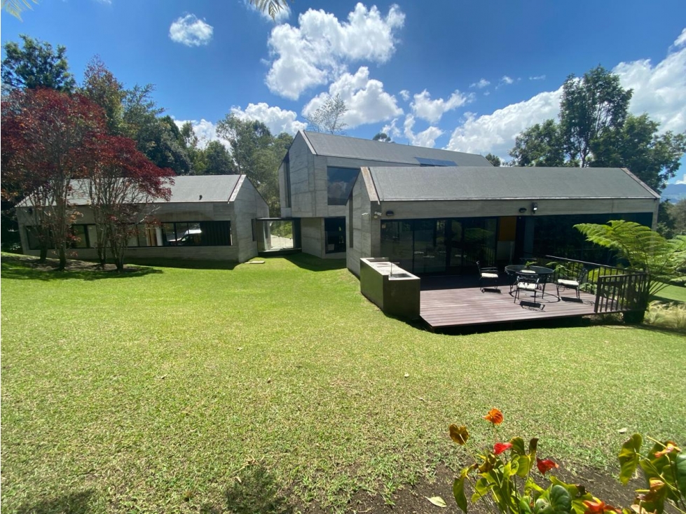 VENTA ARRIENDO CASA FINCA EN LA CEJA, DISEÑO ÚNICO, HERMOSOS PAISAJES