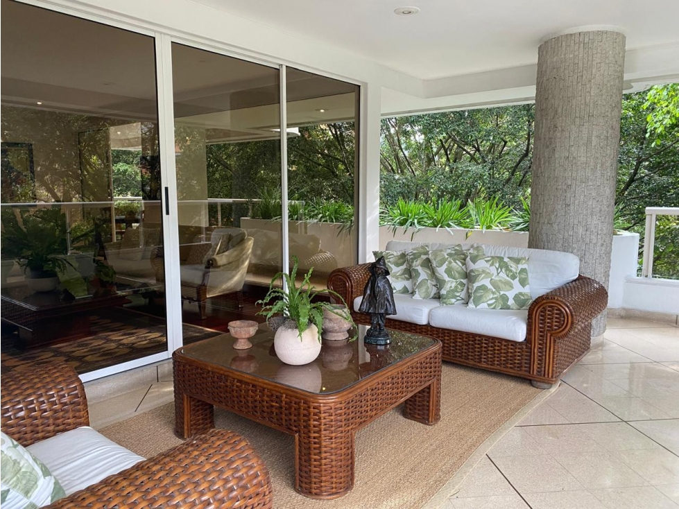 EXCLUSIVO Y AMPLIO APARTAMENTO EN EL POBLADO — foto 2