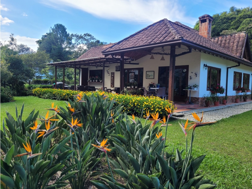 CÁLIDA Y HERMOSA CASA CAMPESTRE EN RIONEGRO
