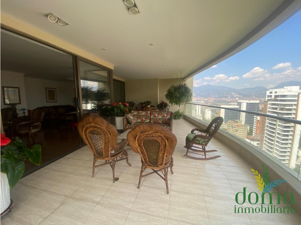 VENTA EXCELENTE APARTAMENTO EN EL POBLADO - PERFECTO PARA ACTUALIZAR