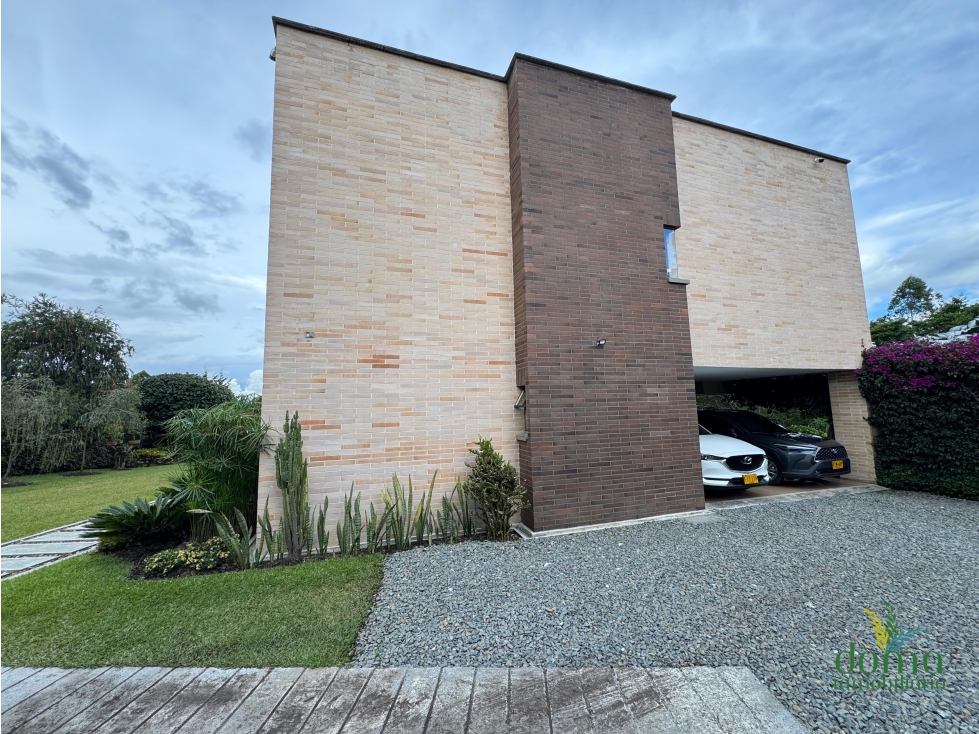 VENTA ESPECTACULAR CASA, EN RIONEGRO CON ALCOBA EN EL PRIMER PISO — foto 2