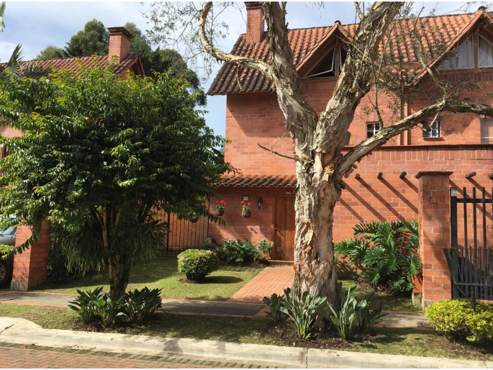VENTA HERMOSA CASA UBICADA EN URBANIZACIÓN CERRADA- RIONEGRO