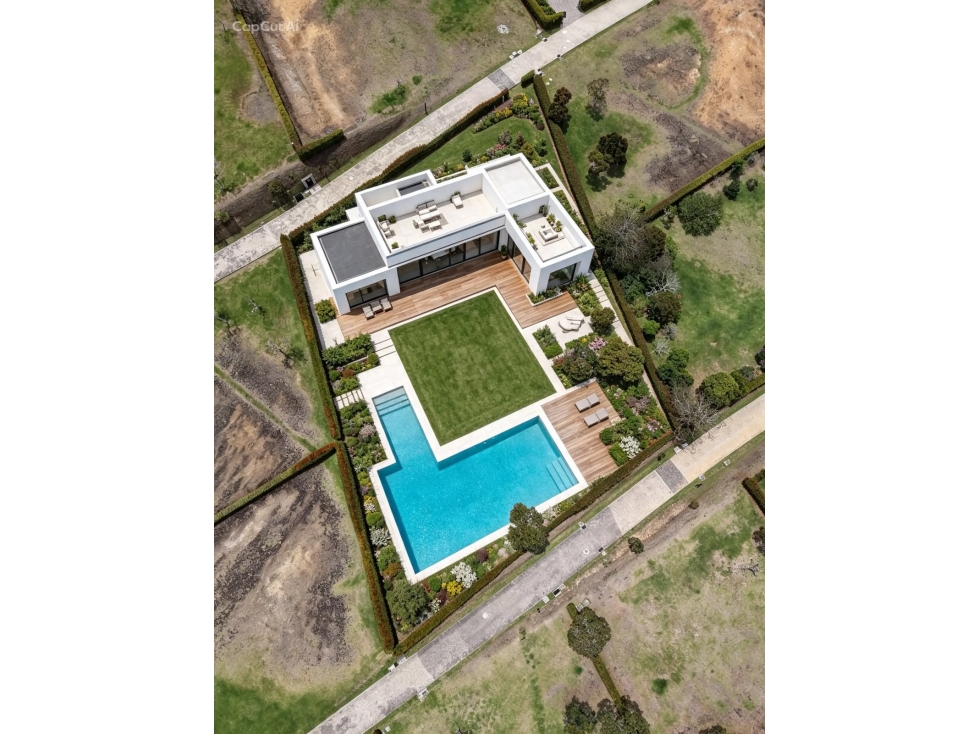 LOTE CON DOS MATRÍCULAS INMOBILIARIAS Y DETRÁS DEL CLUB DE LLANOGRANDE — foto 3