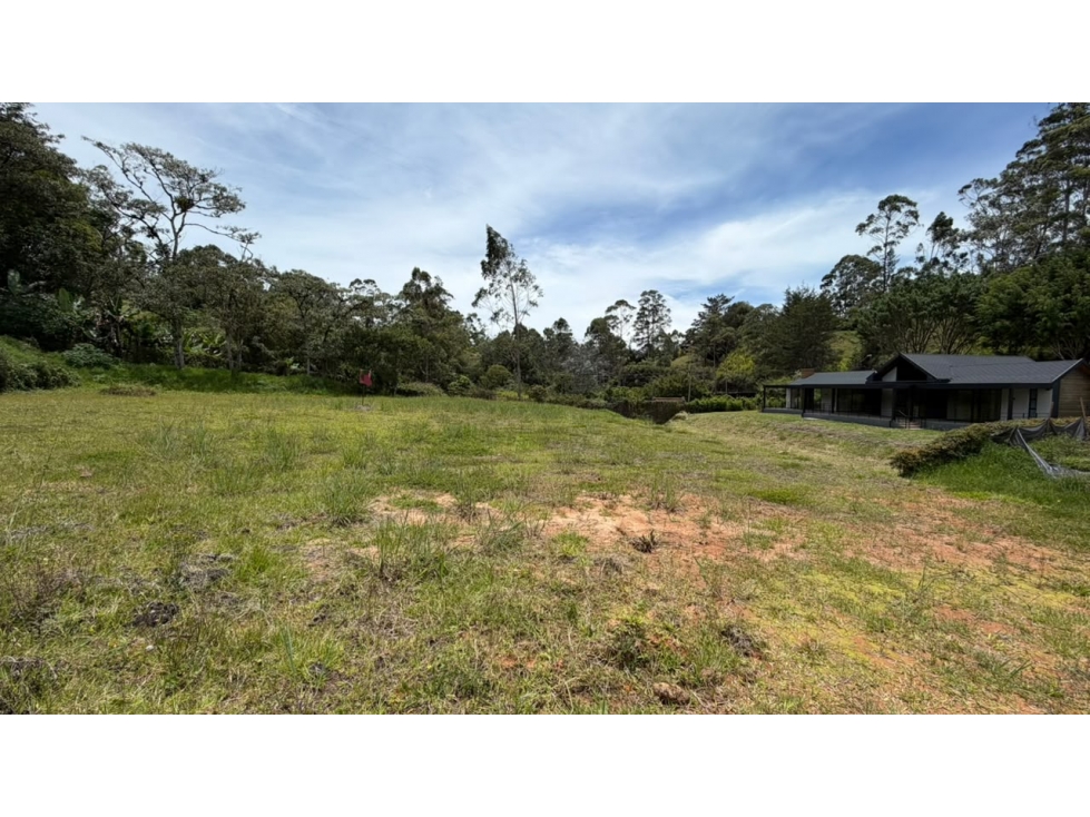 EN VENTA LOTE ÚNICO EN RIONEGRO CON LAGO Y VISTA