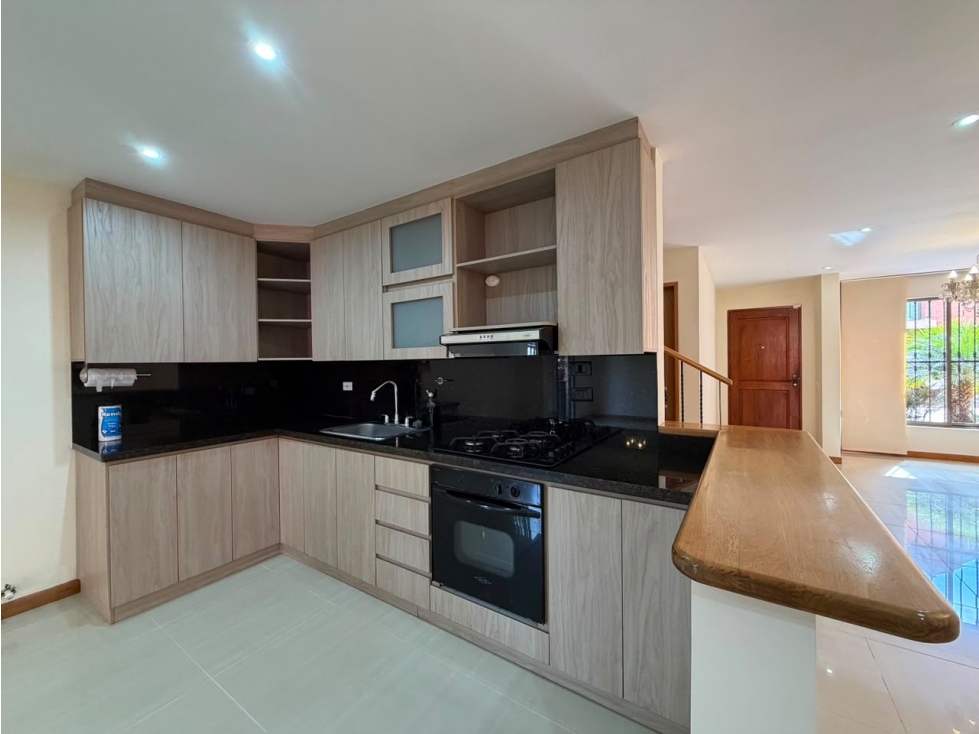 EN VENTA CASA ESQUINERA CON ZONA VERDE PRIVADA EN LLANOGRANDE — foto 2