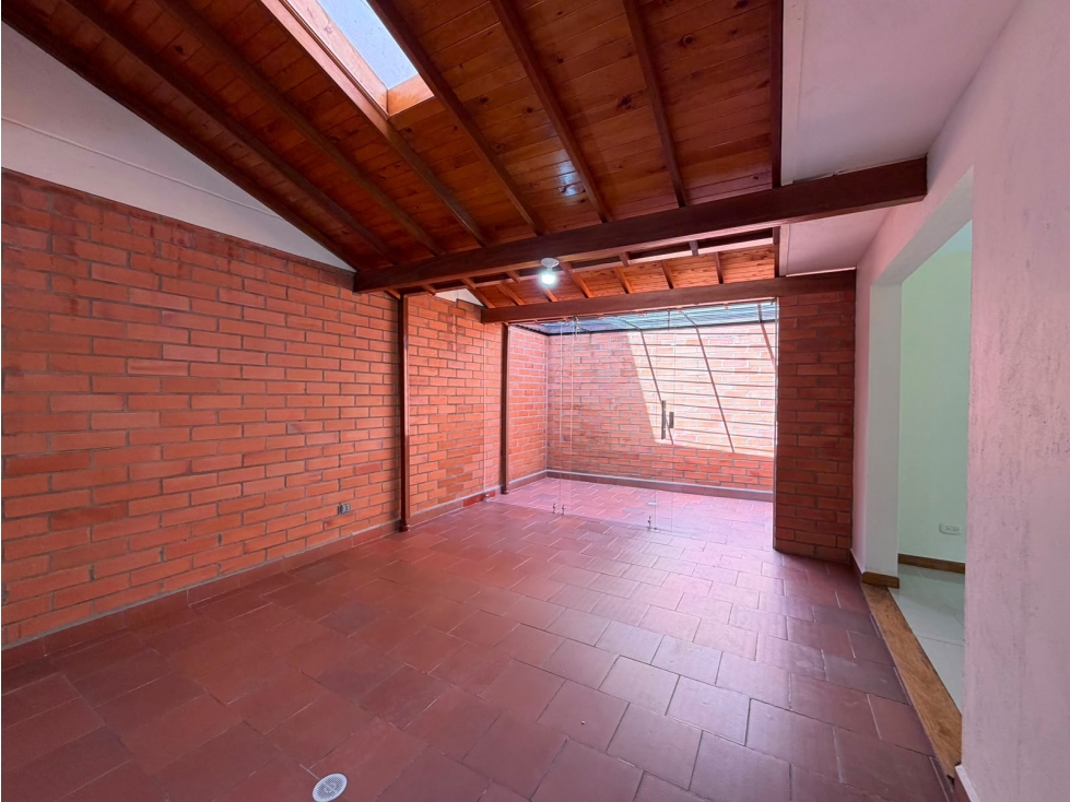 EN VENTA CASA ESQUINERA CON ZONA VERDE PRIVADA EN LLANOGRANDE — foto 3