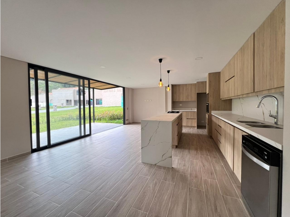 VENTA DE CASA ESQUINERA EN UNIDAD CERRADA DEL RETIRO — foto 5