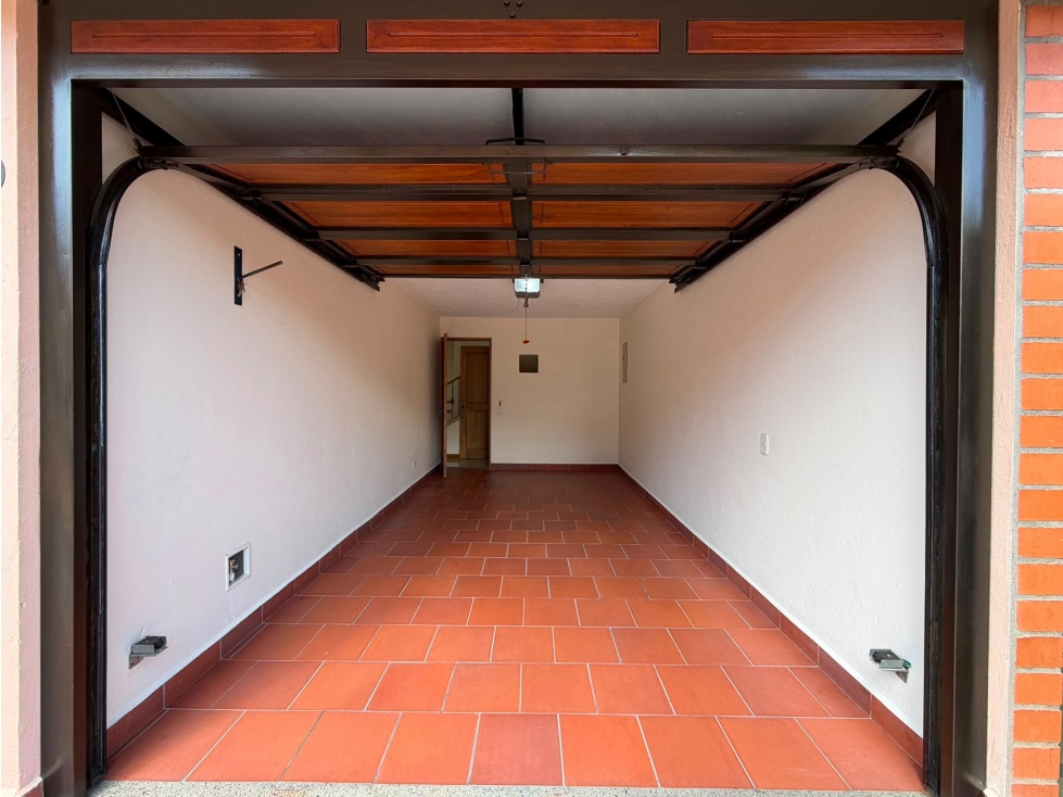 EN VENTA CASA ESQUINERA CON ZONA VERDE PRIVADA EN LLANOGRANDE — foto 4