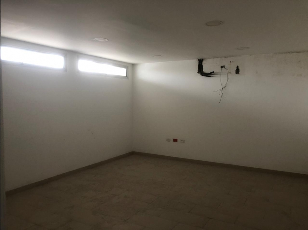LOCAL COMERCIAL DISPONIBLE PARA ARRIENDO - 2