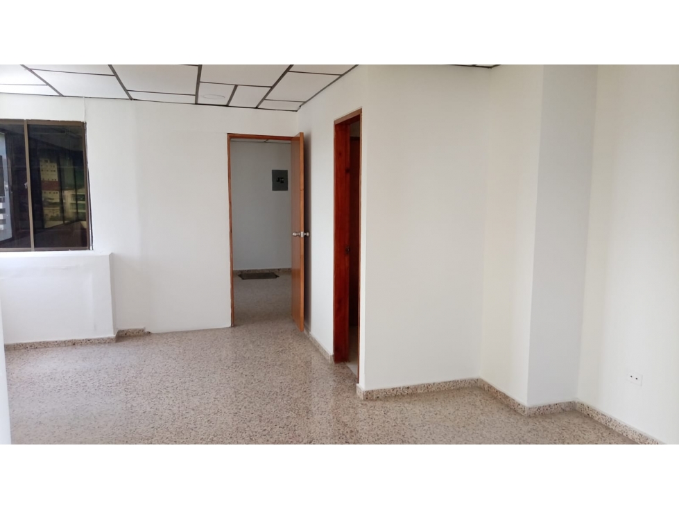 OFICINA DISPONIBLE PARA ARRIENDO EN EL CENTRO DE LA CIUDAD - 4