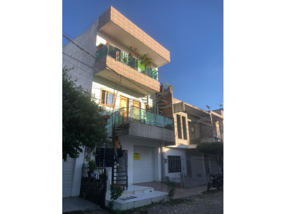 SE VENDE CASA DE TRES PISOS