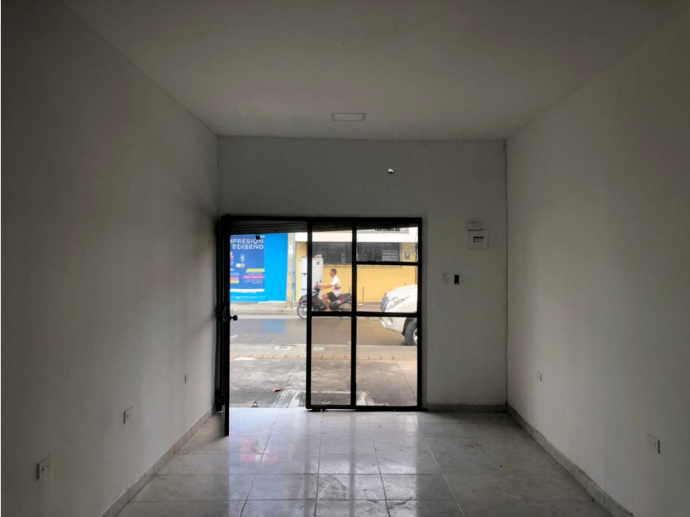 LOCAL DISPONIBLE PARA ARRIENDO EN EL CENTRO DE LA CIUDAD — foto 3