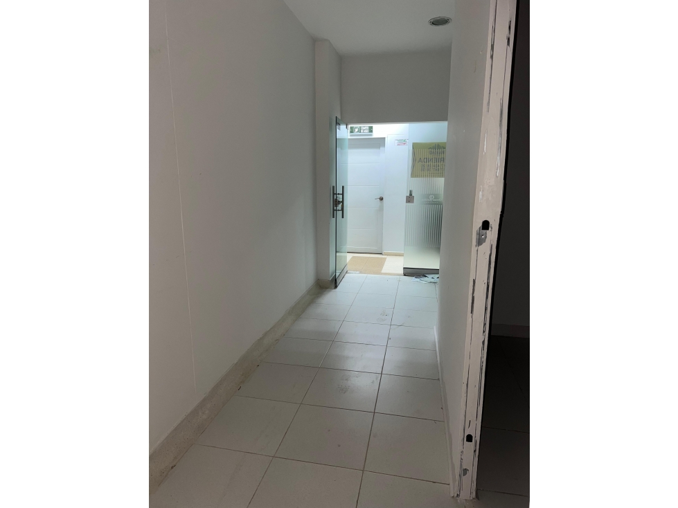 OFICINA DISPONIBLE PARA ARRIENDO CENTRO DE NEGOCIOS ALAMEDAS