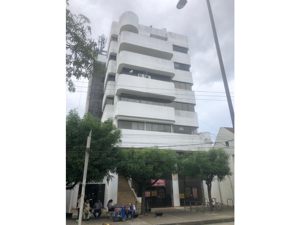 SE ARRIENDA OFICINA EN EL CENTRO DE LA CIUDAD - 1
