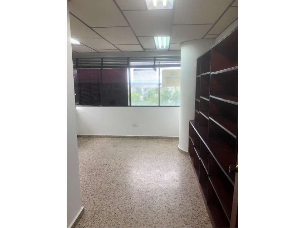 SE ARRIENDA OFICINA EN EL CENTRO DE LA CIUDAD - 6
