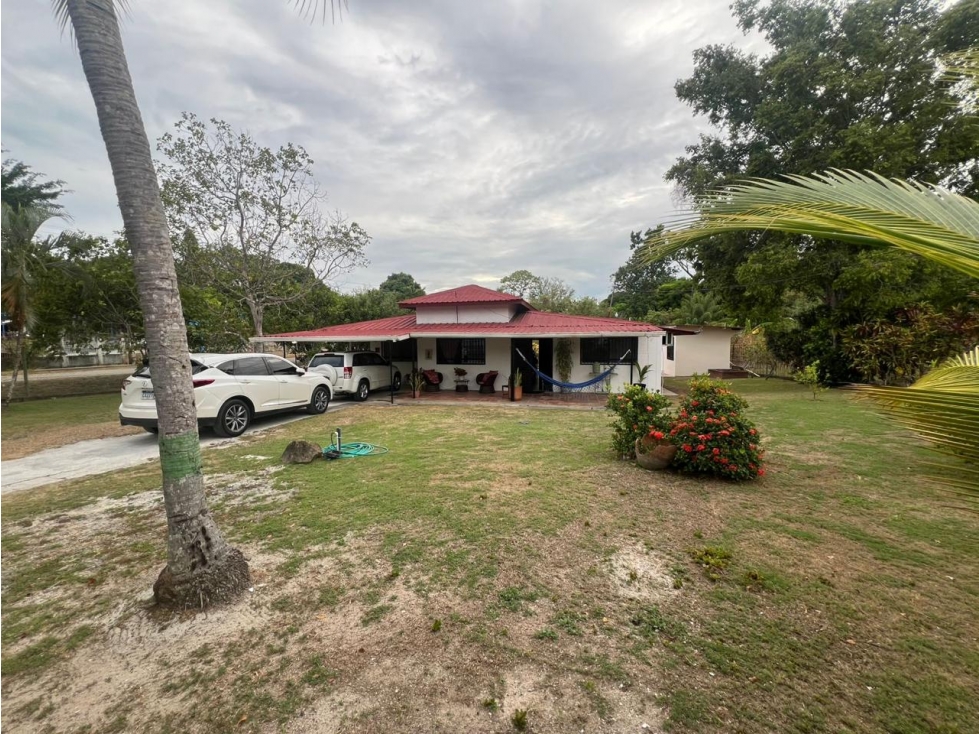 Venta de casa con piscina, Playa Gorgona, Chame