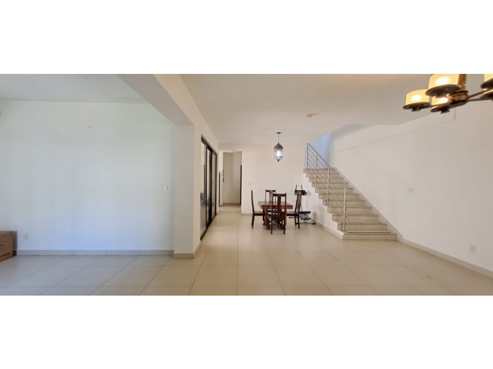 Venta de Casa , Amplia de 4 recámaras en River Valley!! — foto 2