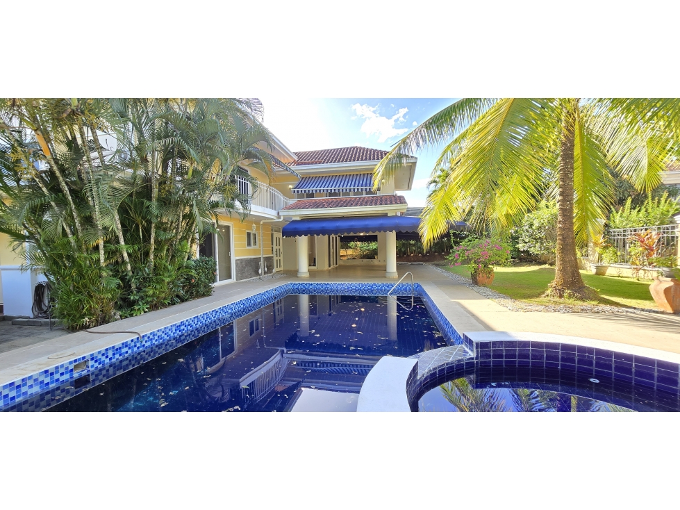 Casa en Venta con Piscina Privada en Camino de Cruces