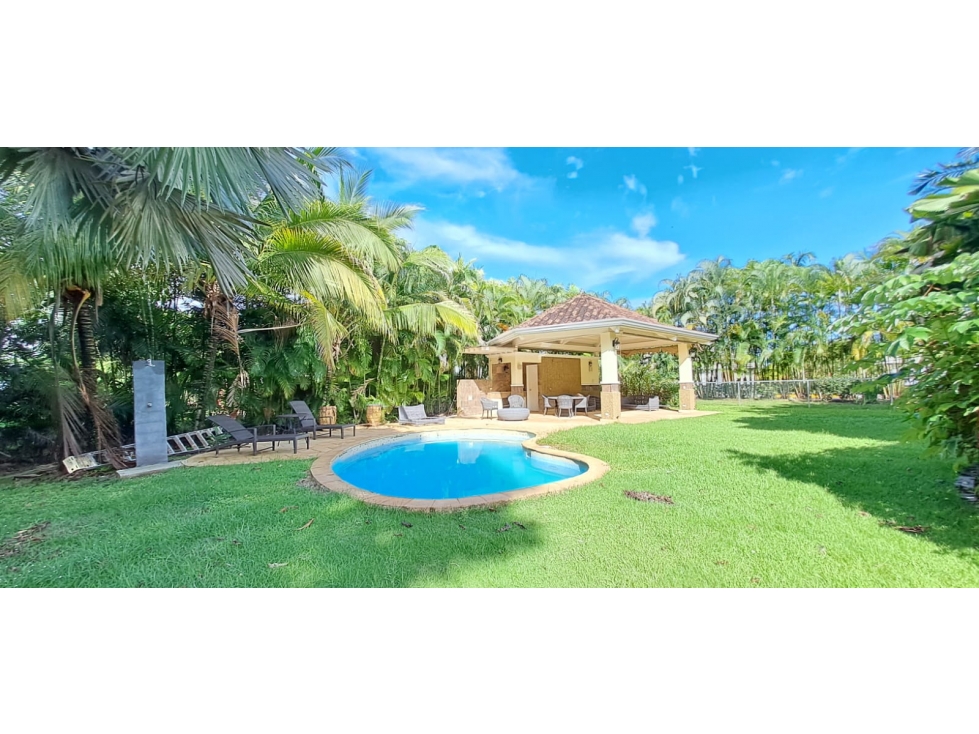 Casa en Venta con Piscina en Tucán Country Club. - 1