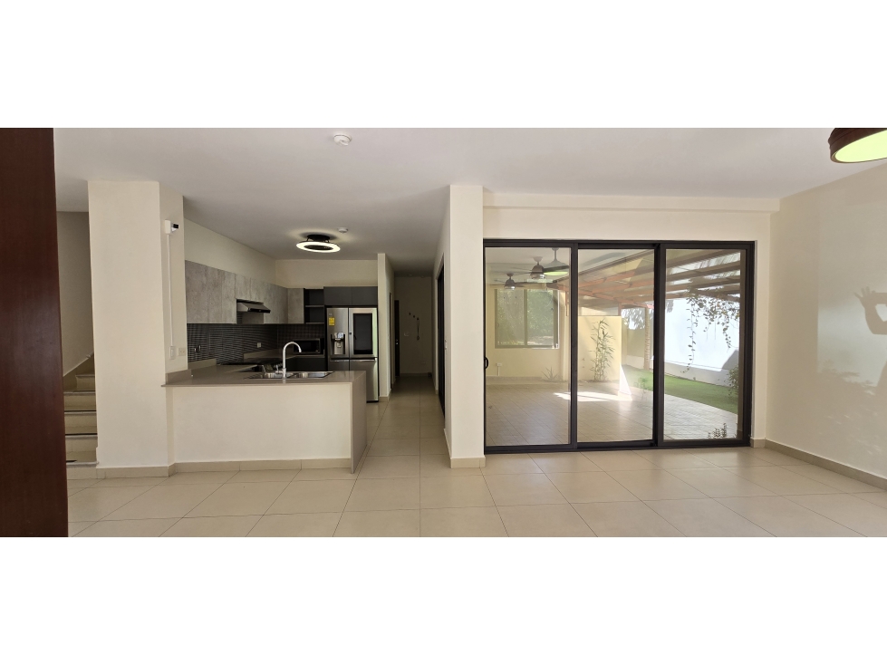 Casa con Paneles Solares en River Valley - Panamá Pacífico