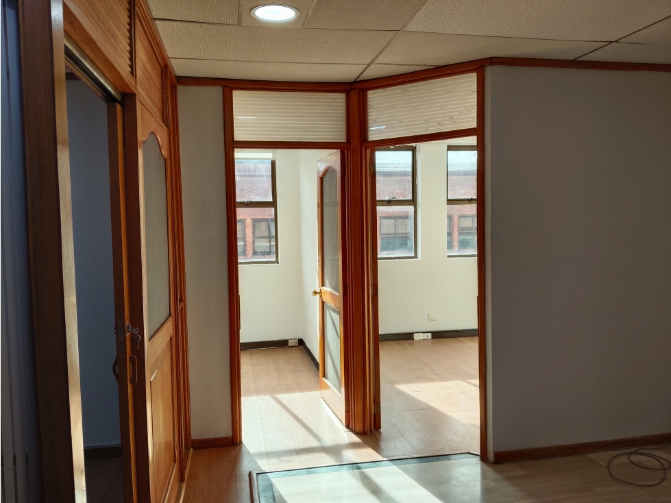 OFICINA EN ARRIENDO - CENTRO COMERCIAL HACIENDA SANTA BÁRBARA — foto 3