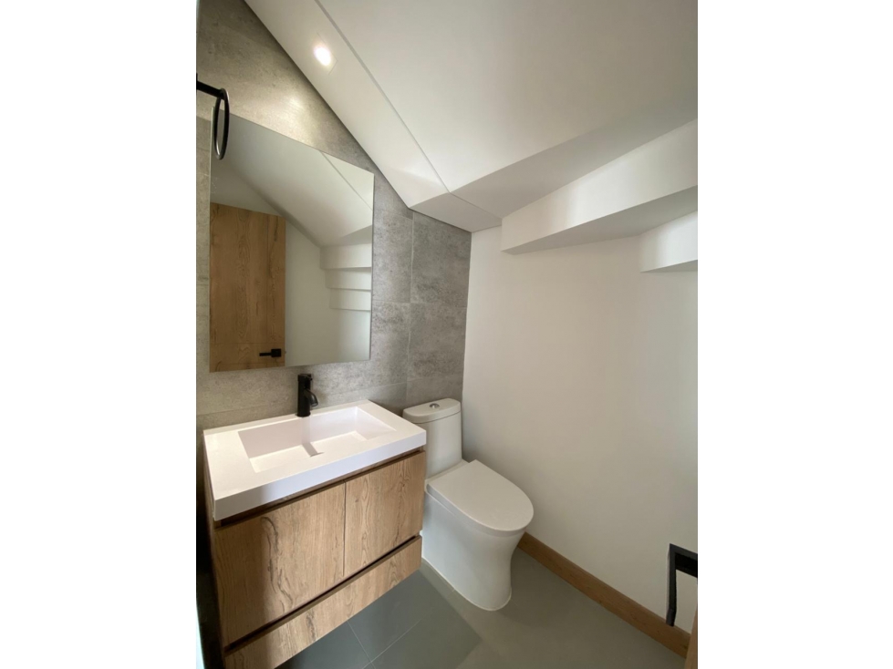 Casa Unifamiliar en Venta en Medellín Amplia y Moderna — foto 3
