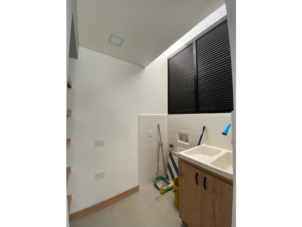 Casa Unifamiliar en Venta en Medellín Amplia y Moderna — foto 4