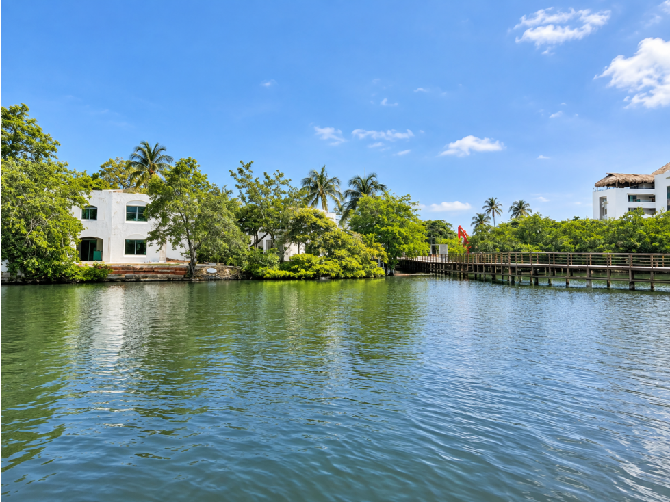 CASA EN EXCLUSIVO CONJUNTO CERRADO FRENTE AL MAR