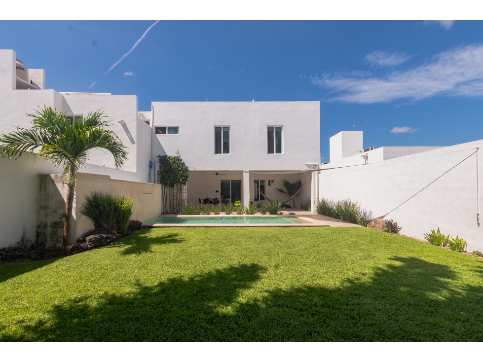 EXCELENTE CASA REMODELADA CON PISCINA