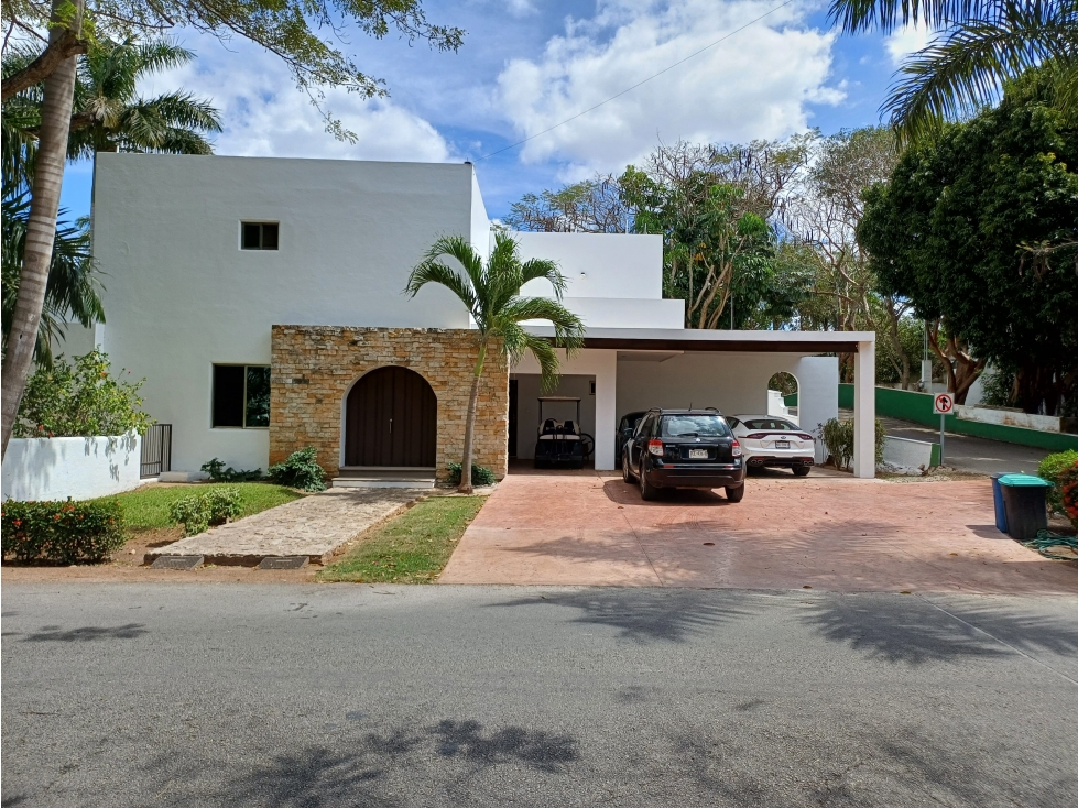 VENTA O RENTA CASA MERIDA CLUB LA CEIBA CON HERMOSA VISTA AL CAMPO