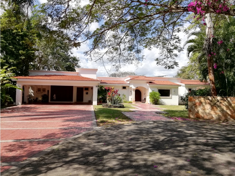 VENTA CASA CLUB DE GOLF LA CEIBA UNA PLANTA Y 5 RECÁMARAS