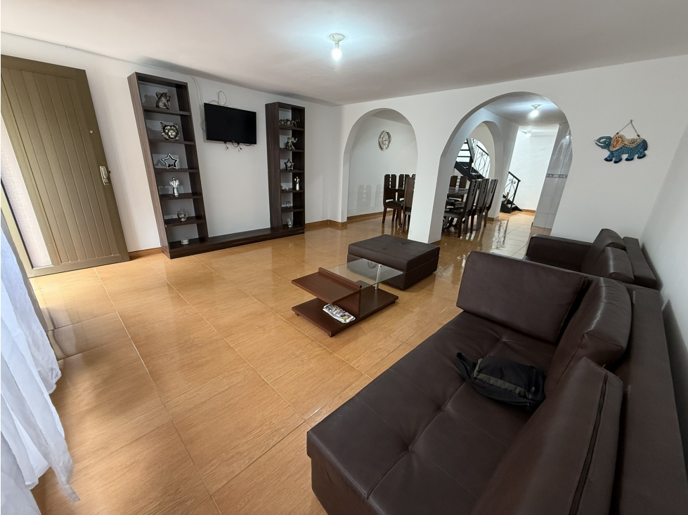 VENTA AMPLIA CASA DE 3 NIVELES EN CUBA - PEREIRA