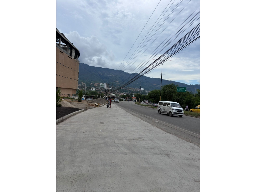 LOCAL GIRON COLONIAL - 3