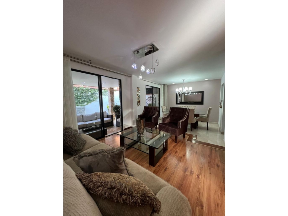 Casa remodelada de 167 m² en venta en El Poblado, Medellín — foto 2