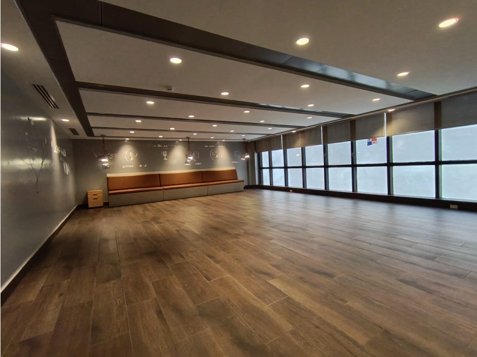 SE ALQUILA PISO DE OFICINAS CALLE 50 - 4