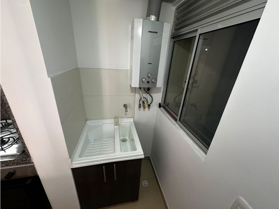 SE ARRIENDA APARTAMENTO AMPLIO CON PARQUEADERO CUBIERTO — foto 6