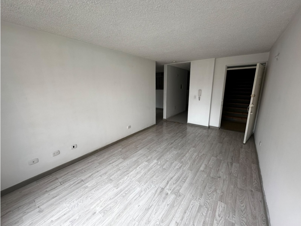 SE ARRIENDA APARTAMENTO EN ANTARA CON PATIO
