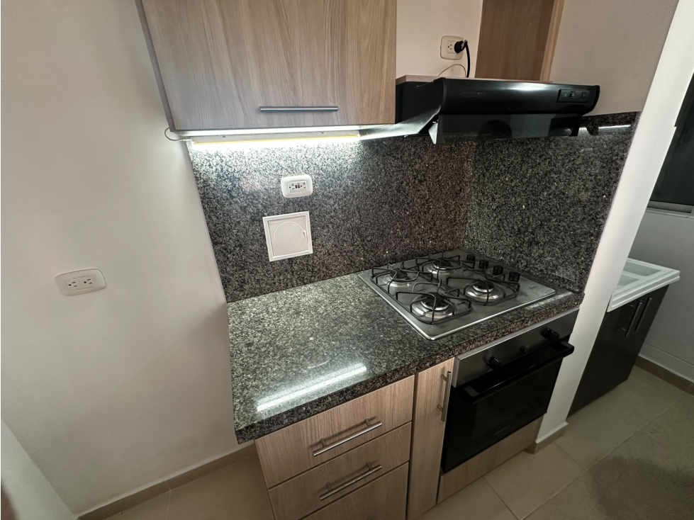 SE ARRIENDA APARTAMENTO AMPLIO CON PARQUEADERO CUBIERTO — foto 4