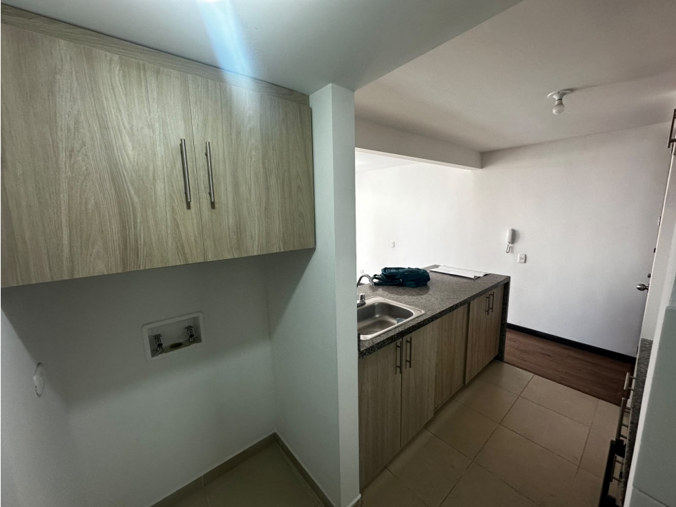 SE ARRIENDA APARTAMENTO AMPLIO CON PARQUEADERO CUBIERTO — foto 5