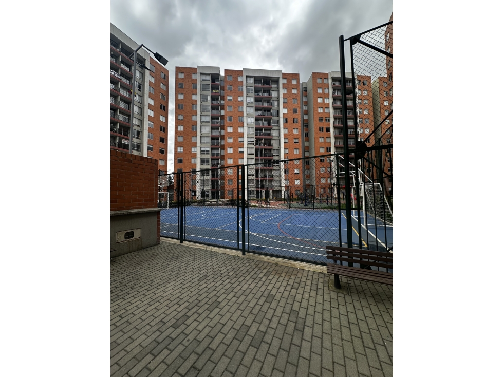 SE ARRIENDA APARTAMENTO AMPLIO CON PARQUEADERO CUBIERTO — foto 2