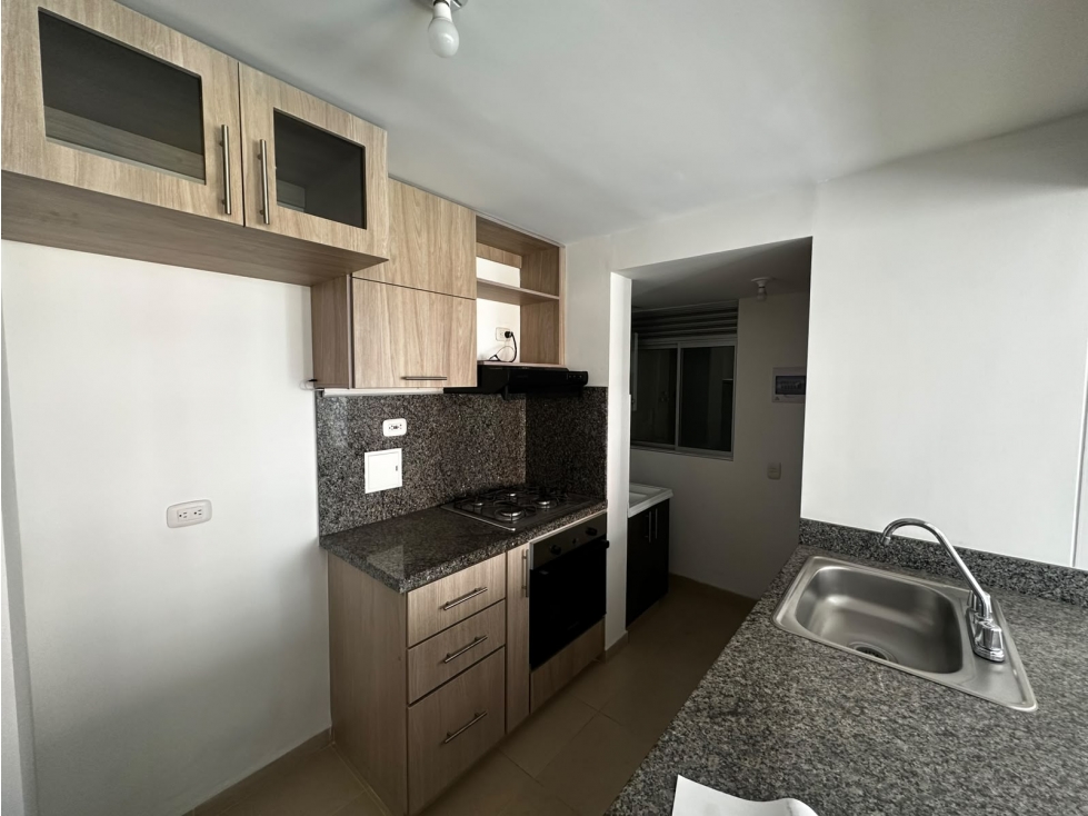 SE ARRIENDA APARTAMENTO AMPLIO CON PARQUEADERO CUBIERTO — foto 3
