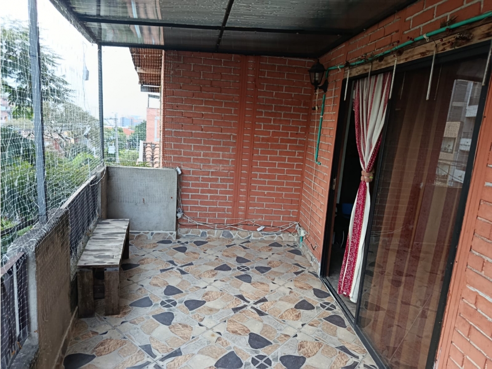 EN VENTA CASA UNIFAMILIAR EN BUENOS AIRES, MEDELLIN PISO 2 Y 3