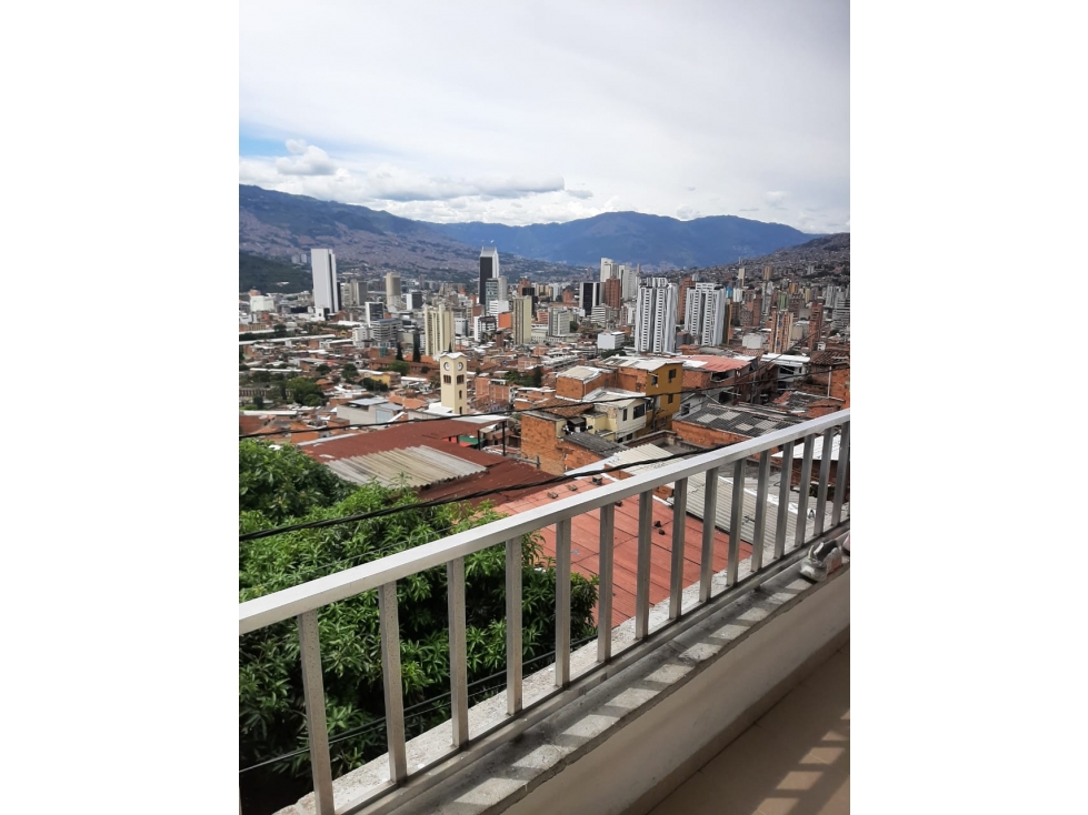 CASA EN VENTA EN BARRIO LAS PALMAS, MEDELLIN. PISO 3