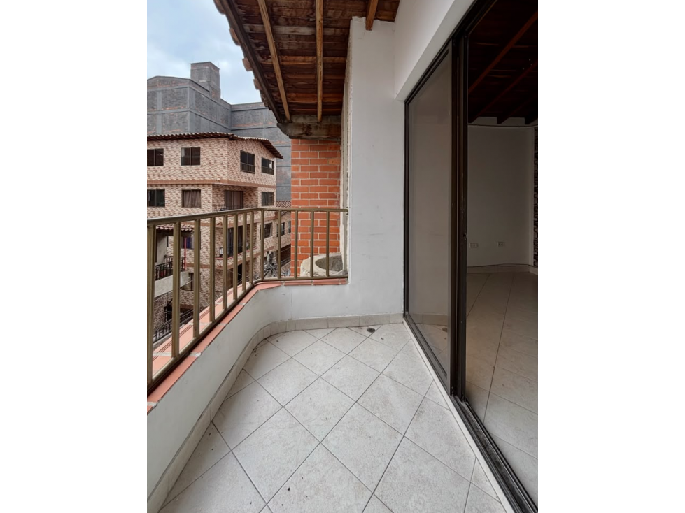 EN VENTA CASA EN SABANETA, PISO 4