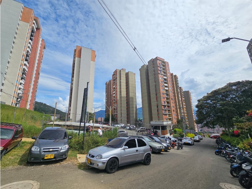 EN VENTA APARTAMENTO EN CERROS DE AVELLANEDA, BELLO PISO 2
