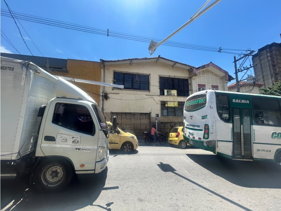 CASA LOTE EN VENTA EN PRADO CENTRO MEDELLIN TRES NIVELES