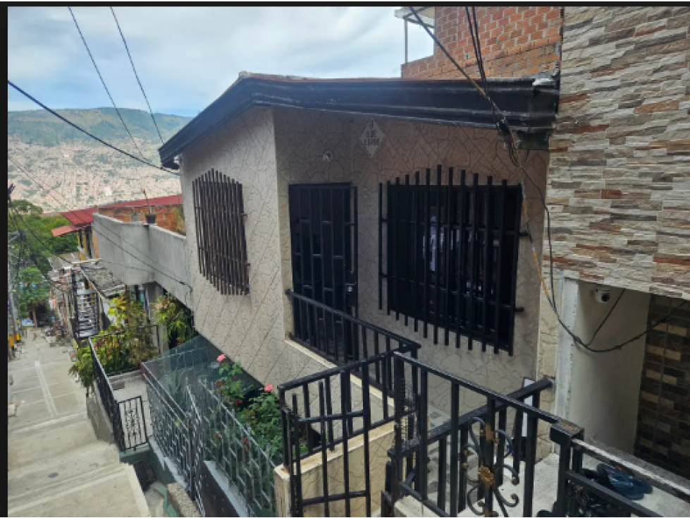 EN VENTA CASA EN ROBLEDO, ANTIOQUIA PISO 1
